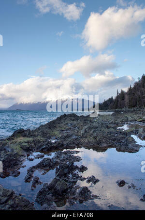 Wolken spiegeln sich in Wasser links am ausgehenden Meer in der Nähe der Chilkat Inlet in Southeast Alaska. Stockfoto