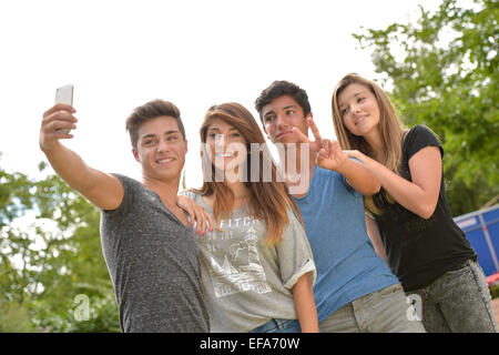 Fröhliche Teenager Freunde nehmen Selfie Spaß im freien Stockfoto