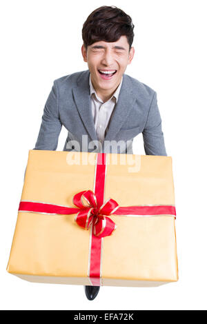 Junger Mann mit einem großen Geschenk Lachen Stockfoto