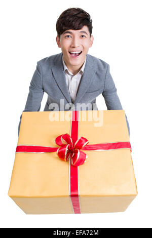 Junger Mann mit einem großen Geschenk Lachen Stockfoto
