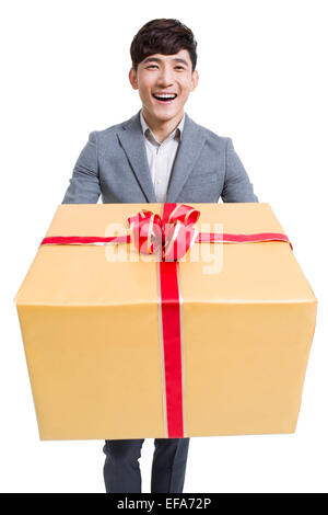 Junger Mann mit einem großen Geschenk Lachen Stockfoto