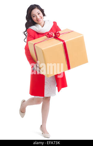 Glückliche junge Frau hält ein großes Geschenk Stockfoto