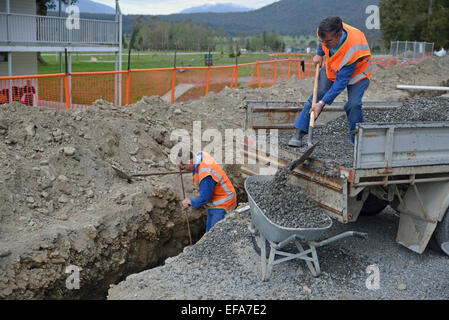 Handwerker geben Sie einen neuen Abfluss von Regenwasser Stockfoto