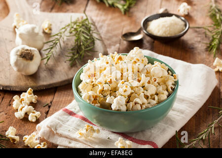 Hausgemachten Rosmarin Kräuter und Käse Popcorn in eine Schüssel geben Stockfoto