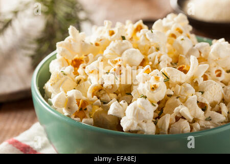 Hausgemachten Rosmarin Kräuter und Käse Popcorn in eine Schüssel geben Stockfoto