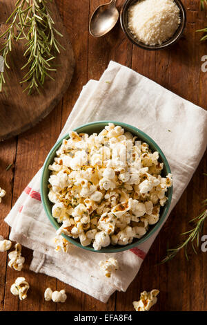 Hausgemachten Rosmarin Kräuter und Käse Popcorn in eine Schüssel geben Stockfoto