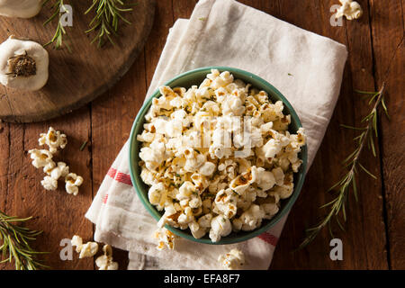 Hausgemachten Rosmarin Kräuter und Käse Popcorn in eine Schüssel geben
