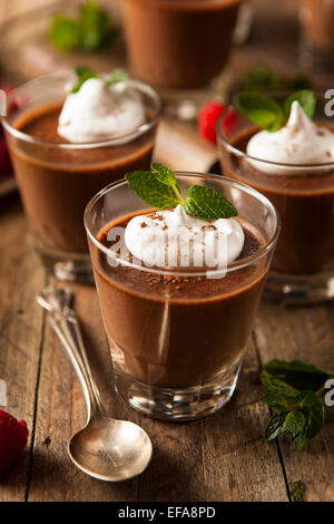 Hausgemachte dunkle Mousse au Chocolat mit Schlagsahne Stockfoto