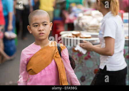 Burmesische buddhistische Nonne in Yangon. Birmanischen buddhistischen Nonnen werden als Bhikkhuni bezeichnet und sie tragen rosa Roben. Stockfoto