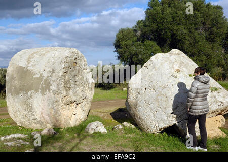 5. Jahrhundert v. Chr. zylindrische Trommel Spaltenblöcke an die antiken Steinbrüche der Cave de Cusa aufgegeben. Selinunte. Sizilien. Italien Stockfoto