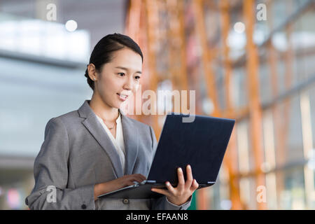 Junge Geschäftsfrau mit laptop Stockfoto