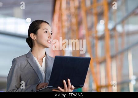 Junge Geschäftsfrau mit laptop Stockfoto