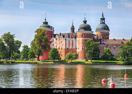 Schloss Gripsholm spiegelt sich im See Mälaren, Mariefred, Strängnäs, Södermanland Län, in der Nähe von Stockholm, Schweden Stockfoto