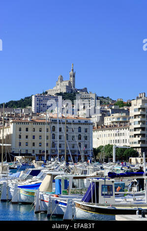 Der alte Hafen Vieux Port, die Basilika von Notre-Dame De La Garde auf der Rückseite, Marseille, Bouches-du-Rhône Stockfoto