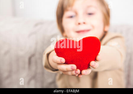 Сute junge mit einem roten Herzen Stockfoto