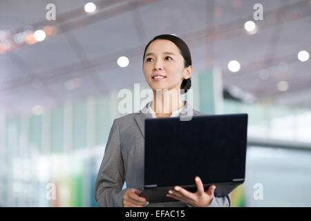 Junge Geschäftsfrau mit laptop Stockfoto