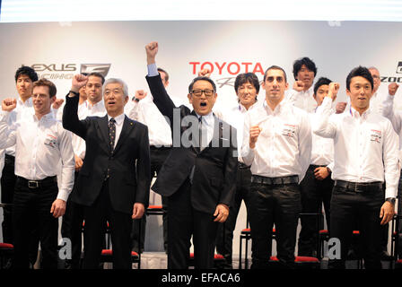 Tokio, Japan. 30. Januar 2015. Toyota Präsident und CEO Akio Toyoda (C) Gesten während einer Pressekonferenz, Motorsport-Aktivitäten des Unternehmens für das Jahr 2015 in Tokio, Japan, 30. Januar 2015 bekannt zu geben. Akio Toyoda angekündigt, dass sie die World Rally Championship (WRC) ab 2017 zurückkehren würden. © Stringer/Xinhua/Alamy Live-Nachrichten Stockfoto