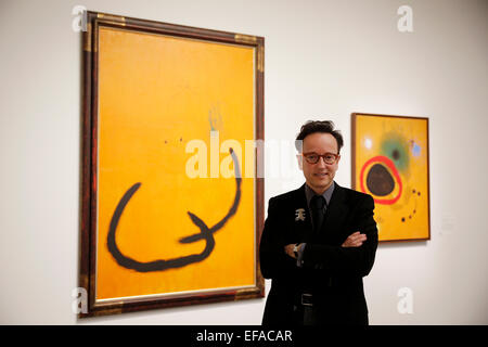 Joan Punyet Miro, Enkel des katalanischen Künstlers Joan Miró (1893-1983), posiert vor ein Stück von seinem Großvater im Bucerius Kunstforum in Hamburg, Deutschland am 29. Januar 2015. Die Ausstellung "Miro. Kunstströmungen als Poesie "(Miro. Malerei als Poesie), läuft bei der Bucerius Kunstforum vom 31. Januar - 25. Mai 2015. Foto: Jörn Bangigkeit/dpa Stockfoto