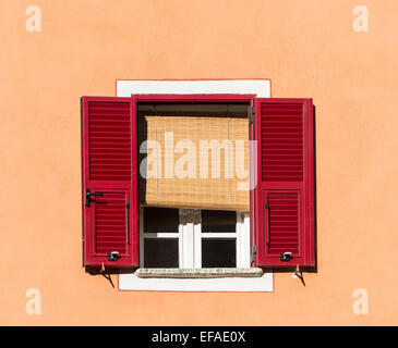 Fenster mit roten Fensterläden und Vorhänge, Corte, Korsika, Frankreich Stockfoto