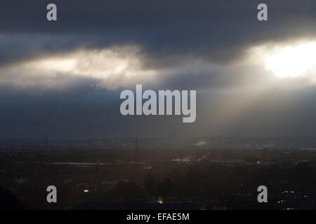 Wimbledon London UK. 30. Januar 2015. Sonne durchbricht Gewitterwolken an einem kalten Morgen im Südwesten London Wimbledon: Amer Ghazzal/Alamy Live-Nachrichten Stockfoto