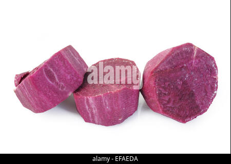Lila Süßkartoffeln auf weißem Hintergrund Stockfoto
