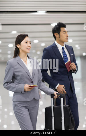 Junge Unternehmer Wandern im Flughafen mit Koffer Stockfoto