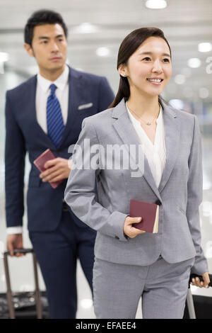 Junge Unternehmer Wandern im Flughafen mit Koffer Stockfoto