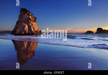 Hoho Rock bei Sonnenaufgang, Cathedral Cove, Coromandel Peninsula, Neuseeland Stockfoto