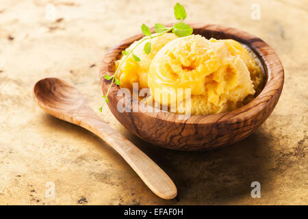 Mango-Eis-Sorbet in Oliven Holz Schüssel Stockfoto
