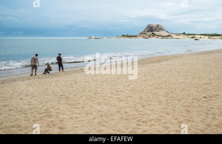 Gewitterhimmel und Angelboote/Fischerboote am Ufer im Fischerdorf und unbebauten Strand von Yala National Park.Sri Lanka geschützt. Stockfoto