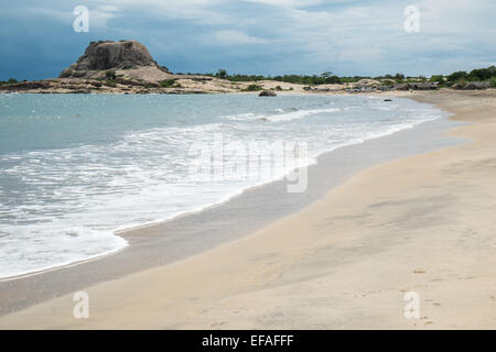 Gewitterhimmel und Angelboote/Fischerboote am Ufer im Fischerdorf und unbebauten Strand von Yala National Park.Sri Lanka geschützt. Stockfoto