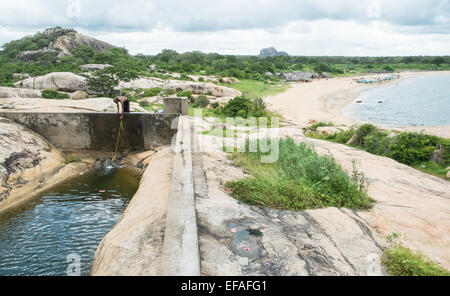 Gewitterhimmel und Angelboote/Fischerboote am Ufer im Fischerdorf und unbebauten Strand von Yala National Park.Sri Lanka geschützt. Stockfoto