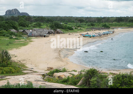 Gewitterhimmel und Angelboote/Fischerboote am Ufer im Fischerdorf und unbebauten Strand von Yala National Park.Sri Lanka geschützt. Stockfoto