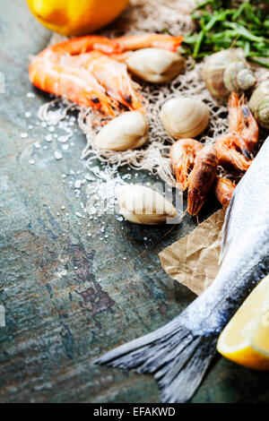 Essen-Hintergrund mit Fisch und Wein. Viele Textfreiraum Stockfoto