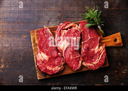 Rohes Frischfleisch Ribeye Steak Entrecote auf dunklem Holz Stockfoto