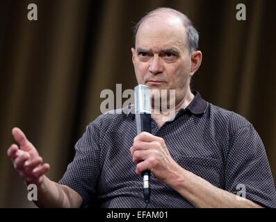 Berlin, Deutschland. 29. Januar 2015. Ehemalige NSA-Mitarbeiter William Binney spricht, wie er während des Festivals "Transmediale 2015" im Haus der Kulturen der Welt in einer Podiumsdiskussion teilnimmt (Haus der Kulturen der Welt) Veranstaltungsort in Berlin, Deutschland, 29. Januar 2015. Foto: Britta Pedersen/Dpa/Alamy Live News Stockfoto