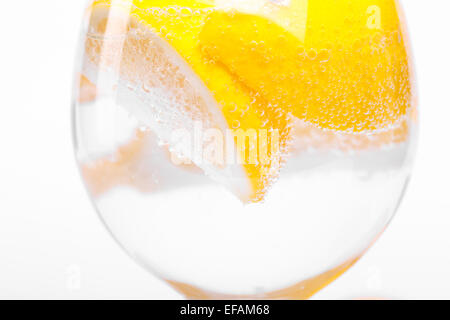 Zitrone im Glas Stockfoto