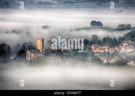 Am frühen Morgennebel clearing über Norton Sub Hamdon gesehen von Schinken Hill Country Park, Somerset Stockfoto