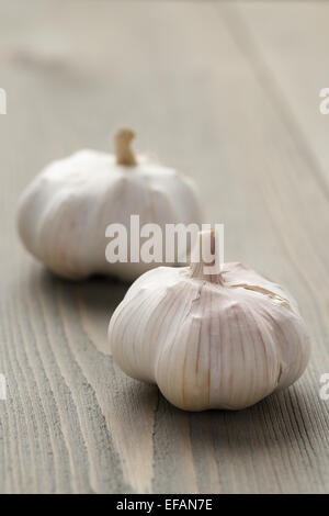 frischer Knoblauch auf Holztisch Stockfoto