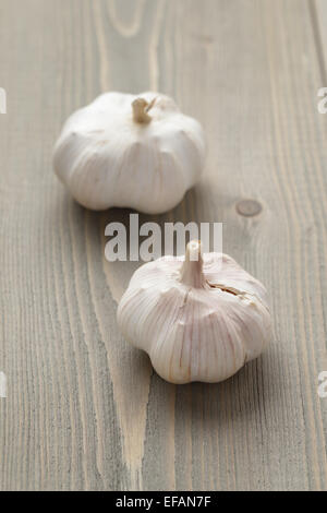 frischer Knoblauch auf Holztisch Stockfoto