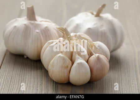 frischer Knoblauch auf Holztisch Stockfoto