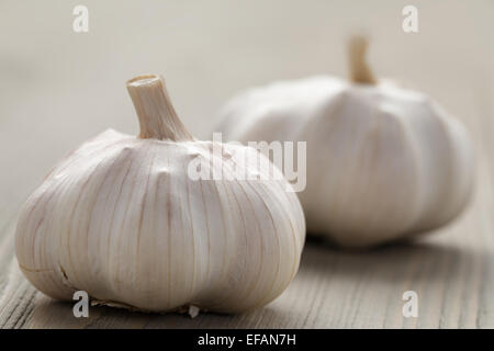 frischer Knoblauch auf Holztisch Stockfoto