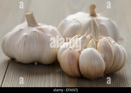 frischer Knoblauch auf Holztisch Stockfoto