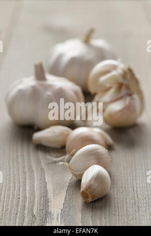 frischer Knoblauch auf Holztisch Stockfoto