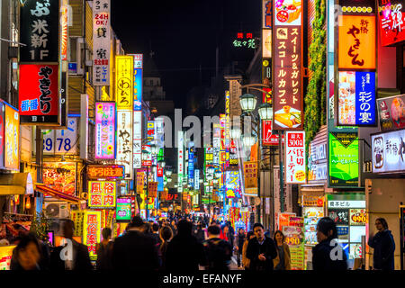 Tokio - 13 NOVEMBER: Billboards in Shinjuku Kabuki-Cho Bezirk 13. November 2014 in Tokio, JP. Die Gegend ist ein Nachtleben distri Stockfoto