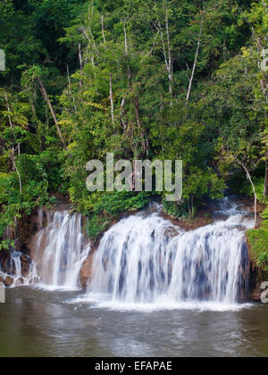 Sai Yok Yai Wasserfall fließen in Fluss Khwae Noi Stockfoto