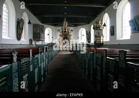 Das Kirchenschiff der St.-Nikolai-Kirche in Jork. Im Jahr 1412 wurde an seiner heutigen Stelle erbaut. 1770 - 1772 wurde es renoviert. Der Glockenturm wurde im Jahre 1695 erbaut. Foto: Klaus Nowottnick Datum: 22. April 2014 Stockfoto