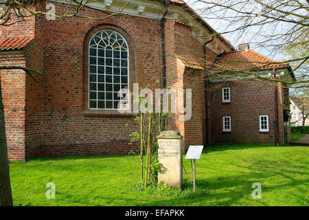 St.-Nikolai-Kirche in York (Jork). Im Jahr 1412 wurde an seiner heutigen Stelle erbaut. 1770 - 1772 wurde es renoviert. Der Glockenturm wurde im Jahre 1695 erbaut. Foto: Klaus Nowottnick Datum: 22. April 2014 Stockfoto