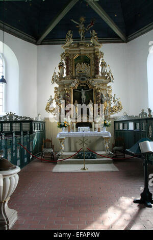 Altarraum der St.-Nikolai-Kirche in Jork. Im Jahr 1412 wurde an seiner heutigen Stelle erbaut. 1770 - 1772 wurde es renoviert. Der Glockenturm wurde im Jahre 1695 erbaut. Foto: Klaus Nowottnick Datum: 25.10.2013 Stockfoto