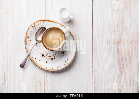 Kaffeetasse auf weißem Holz Hintergrund Stockfoto